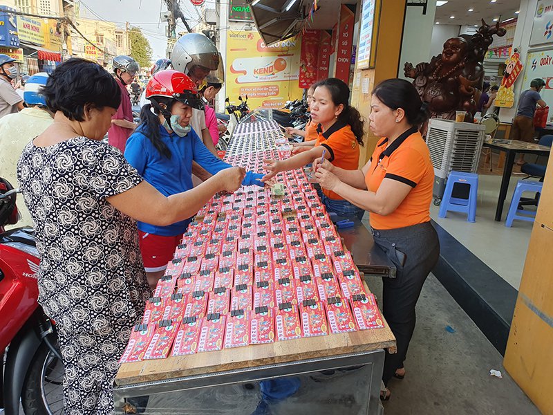 Có nên mua vé số hay không